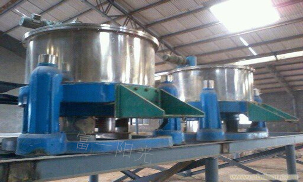 刮刀下卸料三足離心機結(jié)構(gòu)-富一陽光